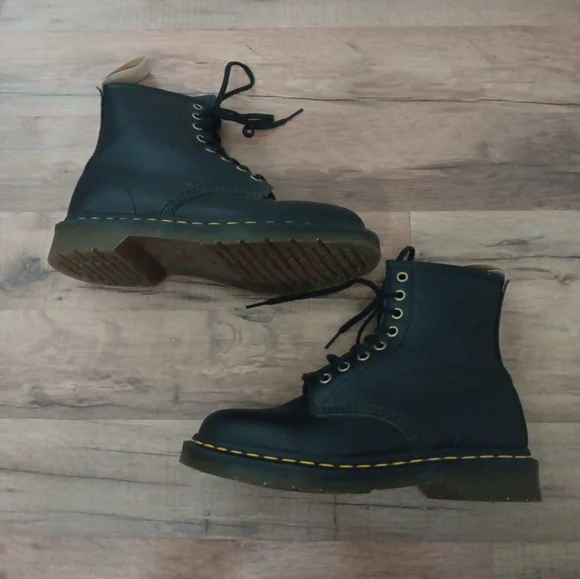 Dr. Martens Black Boots Vegan Sz 8 - Picture 3 of 5